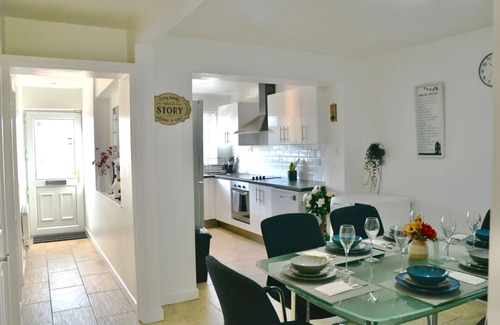 Bicester House | Bicester Entire 5 double bedroom detached house free Parking Wifi Netflix Piano