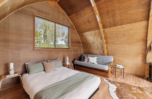 Valery Resort | Bickell's Hut - Off-Grid Farm Stay, Fire Pit, Fire Bath, Cozy, Views - Sleeps 2 -4