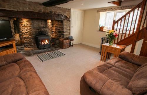Newcastle-on-Clun House | Bicton Cottage
