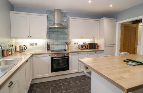 Tyn-y-Gongl Cottage | BIG AZZLES, pet friendly, country holiday cottage in Benllech