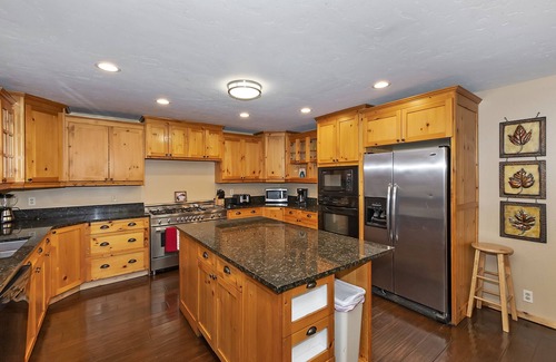 Summit Estates Cabin | Big Bear Big 10 w/hot tub, walk to Snow Summit!