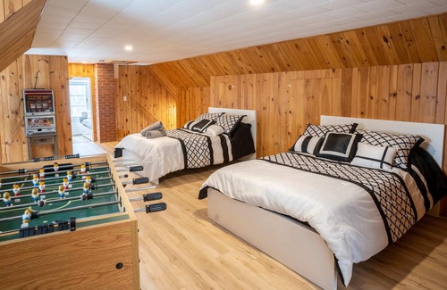 Rigaud Cabin | Big Beautiful 6 Bed Chalet Waterfront in Rigaud