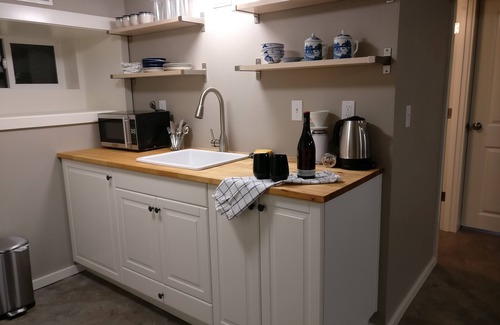 Vernon House | Big, Bright Apartment in Excellent NE Alberta Arts Location