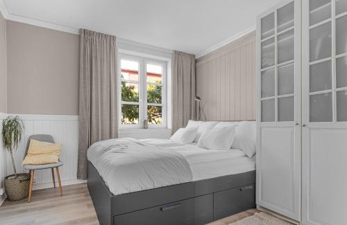 Bergenhus Apartment | Big central apartment w/a view and parking