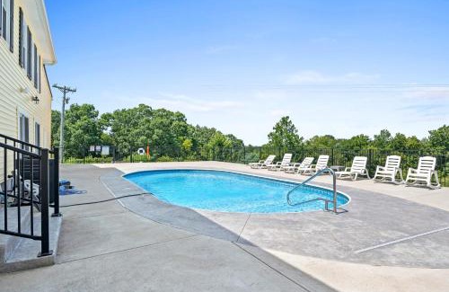 Jonesville House | Big Family Lodge near ARK Sleeps 16