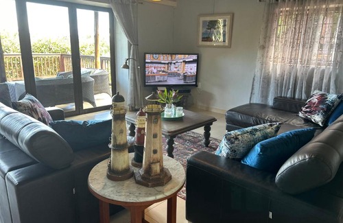 Port Edward House | Big Fish Seaside Cottage, Sleeps 10 Guests in 5 Bedrooms