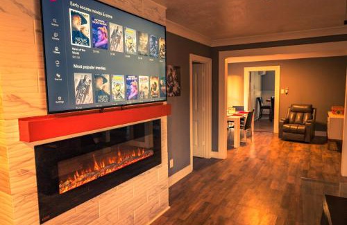 South Central Houston House | Big Home/Pet/Free Parking/EV/6 Br Sleeps 25/dwntwn