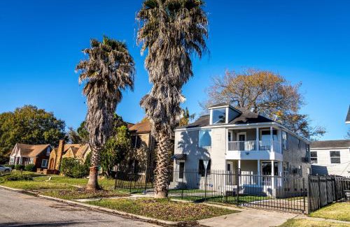 South Central Houston House | Big Home/Pet/Free Parking/EV/6 Br Sleeps 25/dwntwn