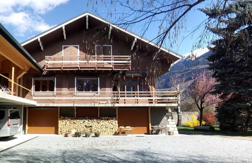 Saint-Jean-de-Maurienne House | Big House Chalet with garden and covered terraces