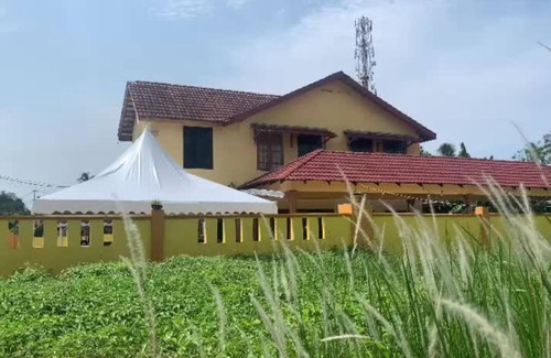 Kampung Alor Akar House | Big House (6 bedroom) Near Beach & City.