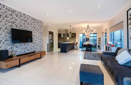 Melville House | Big house in Melville