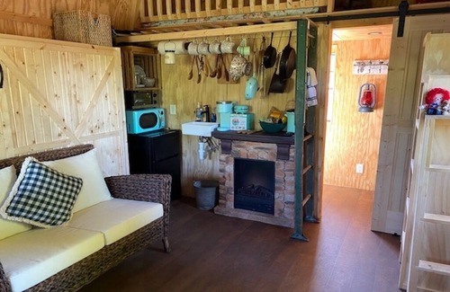 Hamersville Cabin | Big Mike's Cabin on the lake, next to ball diamonds nestled in 3 -cabin village