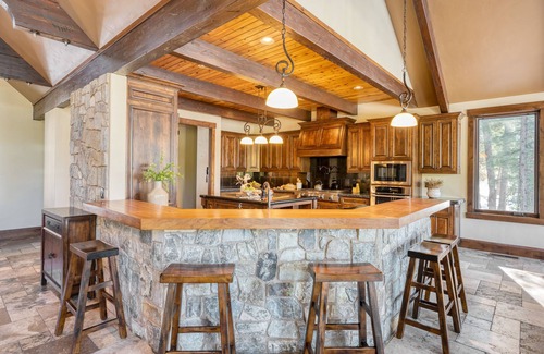 Sunriver Villa | Big Pine by AvantStay | Stunning Secluded Oregon Home w/Hot Tub