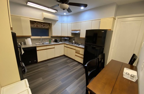Queens House | Big PRIVATE room with new furniture and mattress, near to all