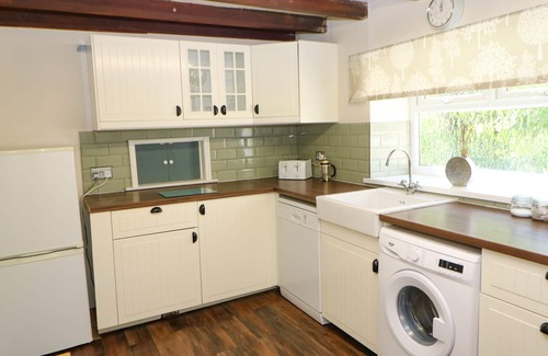 Eastgate Cottage | BILBERRY NOOK COTTAGE, pet friendly, with hot tub in Westgate
