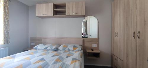 Great Houghton Apartment | Billing Aquadrome , Poplar 2 bedrooms caravan,KM12