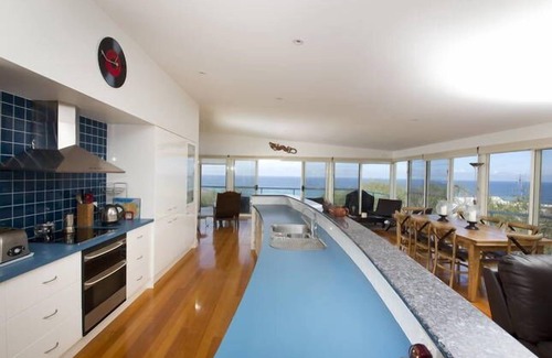 Boomerang Beach Apartment | Bills on Boomerang - 2 min walk to the beach. Awesome Views!
