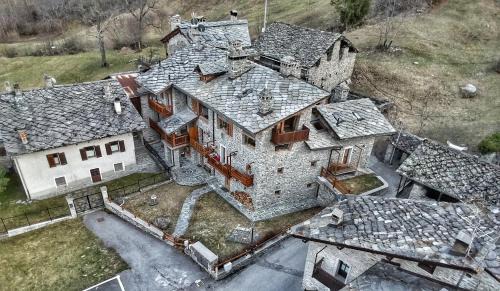 La Salle Apartment | Bilocale pietra e legno immerso nella natura