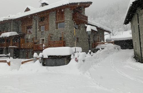 La Salle Apartment | Bilocale pietra e legno immerso nella natura