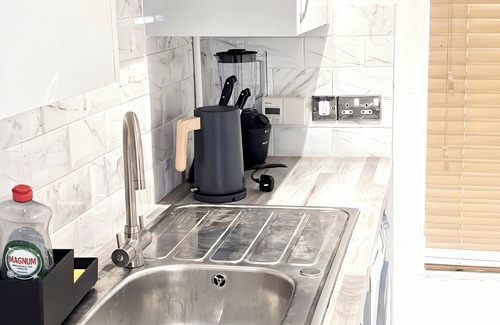 Bilston House | Bilston 3-Bed Town House, Sleeps 9 - Groups