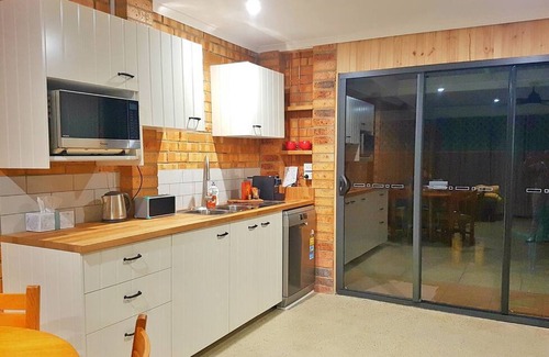 Rye Apartment | Bimble Beach Home 1 by Ready Set Stay- Close to the beach,WiFi,full linen&towels