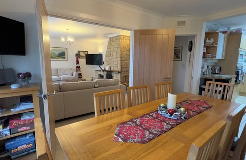 Longham Cottage | BIRCHCROFT HIDEAWAY, pet friendly, with hot tub in Ferndown