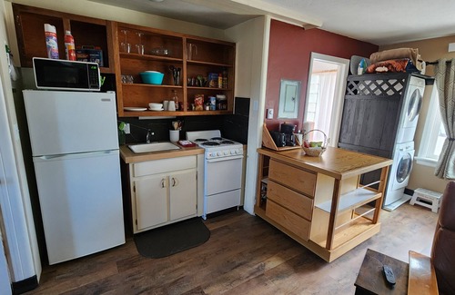 Idaho Falls Apartment | Birdhouse, Cute studio Apartment, Pets Welcome, Central, walk to greenbelt