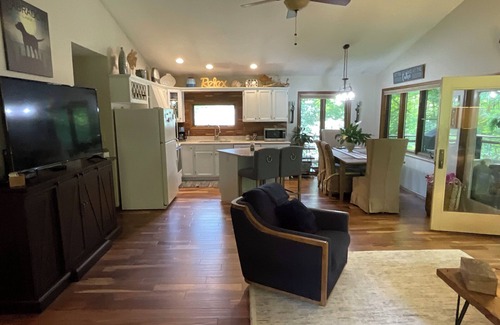Howard House | Birds Eye Retreat in Apple Valley Lake, Howard, Ohio