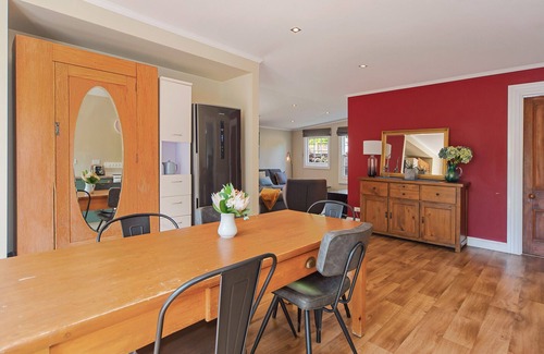 Nelson City Centre House | Birdsong Cottage - Your Central Haven in Nelson