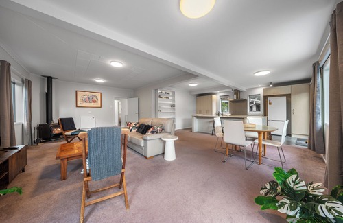 Titirangi House | Birdsong Retreat - Titirangi Holiday Home