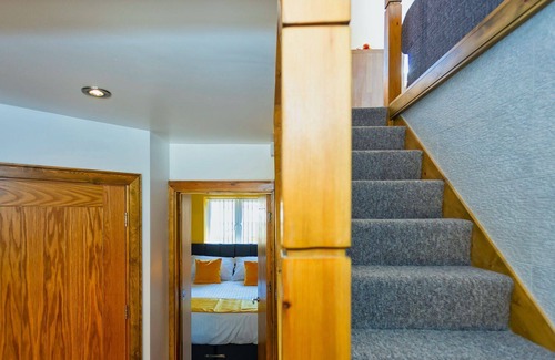 Bishops Tawton House | BISHOPS TAWTON SNOWDROP COTTAGE | Hot Tub available - sleeps 6 guests in 3 bedrooms