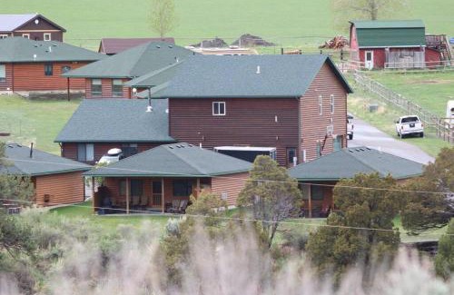 Gardiner House | Bison Lodge - Lg Home - 2 bedrooms - less than 5 miles to Yellowstone North Entrance, Sleeps up to 8