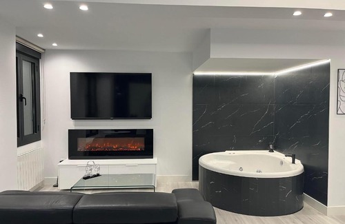Castro Urdiales Apartment | Black and White Suite "La Marinera"