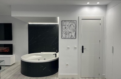 Castro Urdiales Apartment | Black and White Suite "La Marinera"