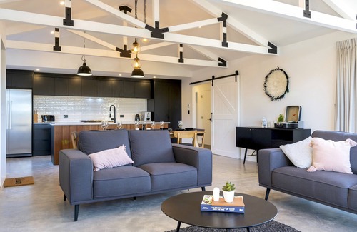 Martinborough House | Black Barn Modern: Luxe Martinborough Escape