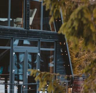 Vartop House | Black Chalet