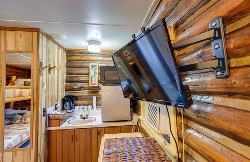De Borgia Apartment | Black Diamond Guest Ranch Cabin w/Lodge Access!