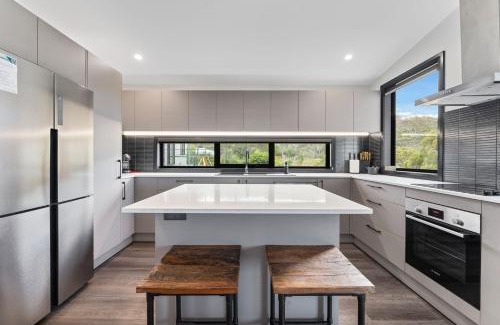 East Jindabyne House | Black Diamond Retreat - Luxury 3BR Home l Lake Views l Fire Pit l WiFi l Bath
