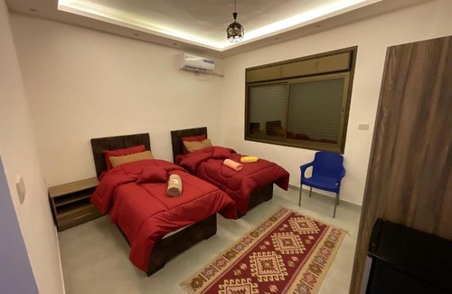 Jerash Apartment | Black IRIS