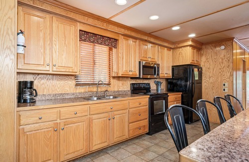 Byrdstown Boat Rental | Black Pearl - 6 bedroom/2 Bathroom Houseboat with everything you need and more
