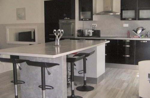 Alignan-du-Vent Apartment | Black & White