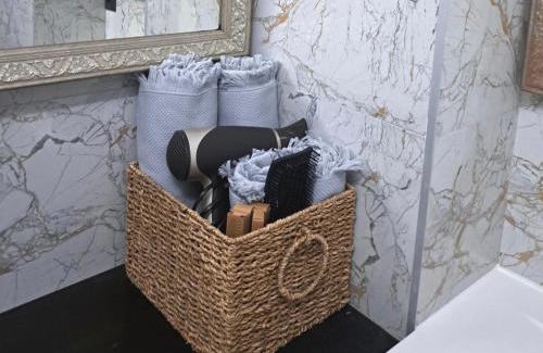 Hincesti Apartment | Black & white
