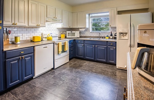 Summerlee House | Blackberry Grove 2.0acre+BBQ+FirePit+CornHole+Pets+NewRiverGorge National Park