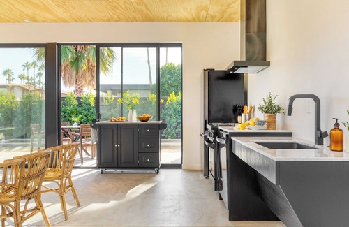 Downtown Palm Springs Hotel | Blackhaus Full Buyout by Avantstay 16-room Hotel