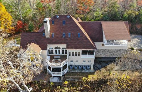 Blairsville House | Blairsville Mansion with Hot Tub, Casino and Games!