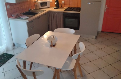 Cartelegue Cottage | Blayais self-catering cottage with swimming poolPets accepted