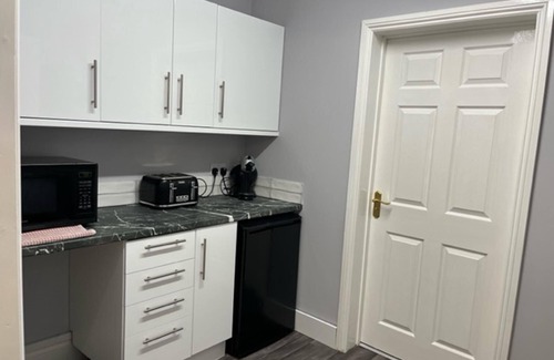 Blaydon on Tyne Apartment | Blaydonburn - Sleeps 4,5 - Parking - Hottub - Yard