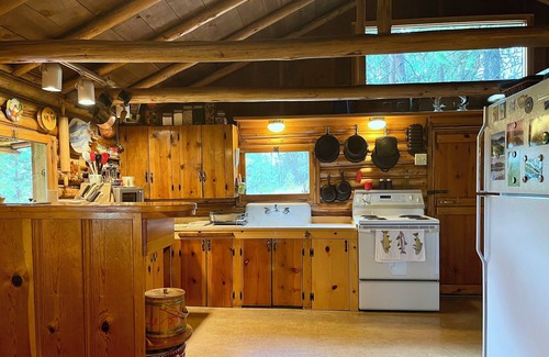 Sunriver Cabin | Blinn's Landing: Historic Riverfront Log Cabin, Dock & Mountain Views. Dogs OK!