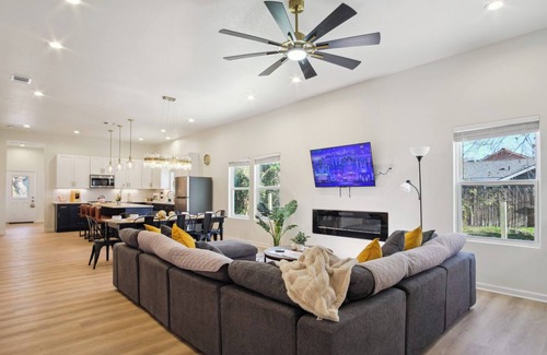 Downtown San Antonio Cottage | Blissful 5br/3ba Haven Near Riverwalk & Downtown!