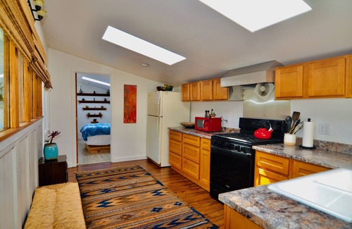 Eureka House | Blissful Beach Bungalow - 5 min from the Beach!